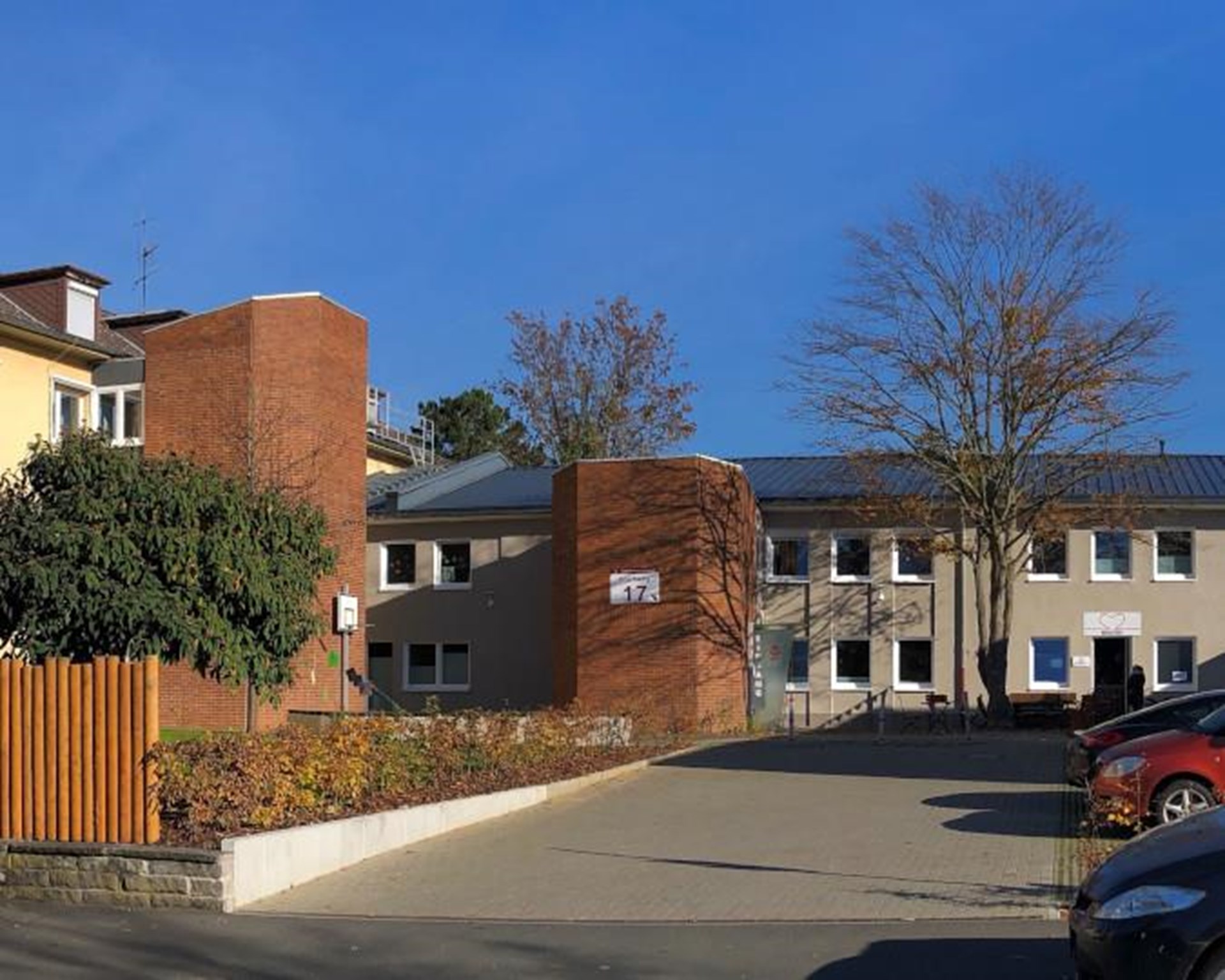 Verwaltungsgebäude und Frauenzentrum