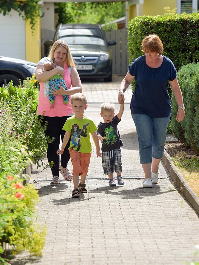 Oma und Mutter mit Kindern beim Spaziergang